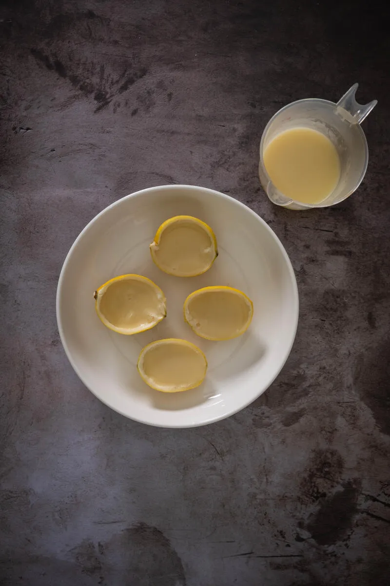 Instructions 1: Verser le mélange refroidi dans les moitiés de citron préparées. Réfrigérer un minimum de 4 heures ou toute la nuit.