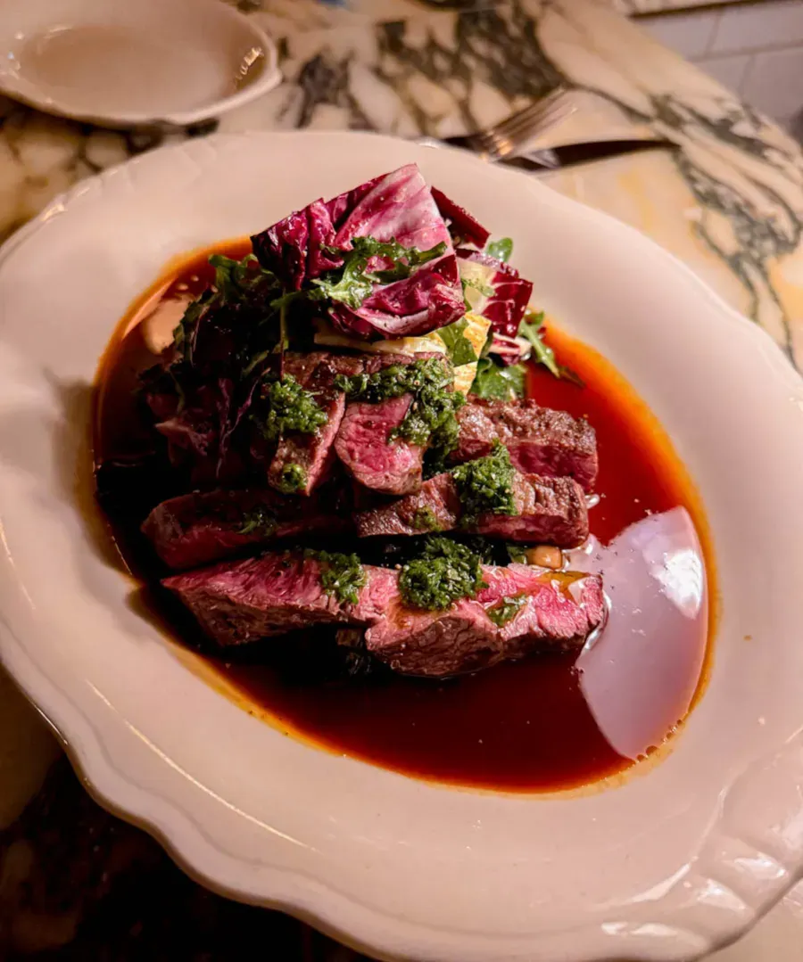Bœuf avec salsa verde chimichurri, radicchio et jus riche au Moccione Montréal
